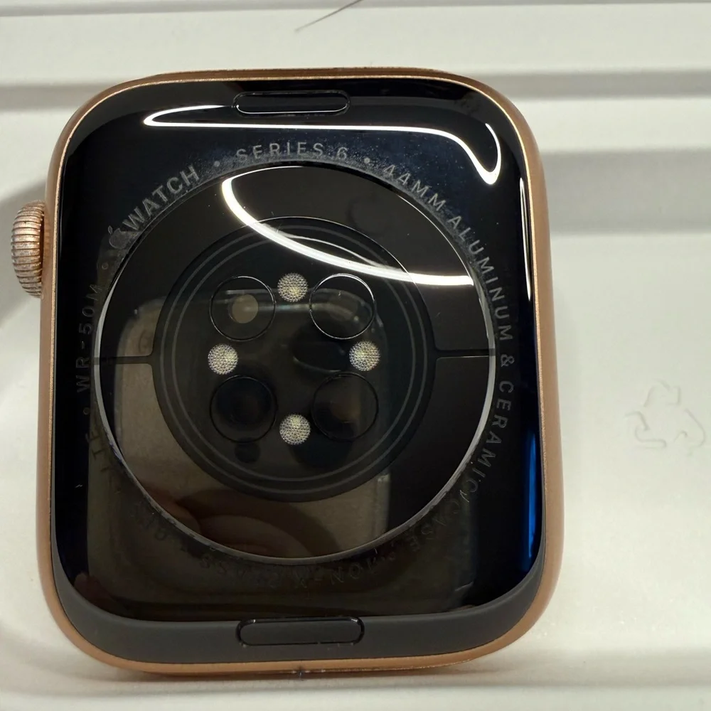 Apple series 6 Smartwatch gold aluminum 44MM with Cream Band